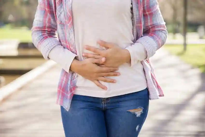 Femme stressée qui se tient le ventre