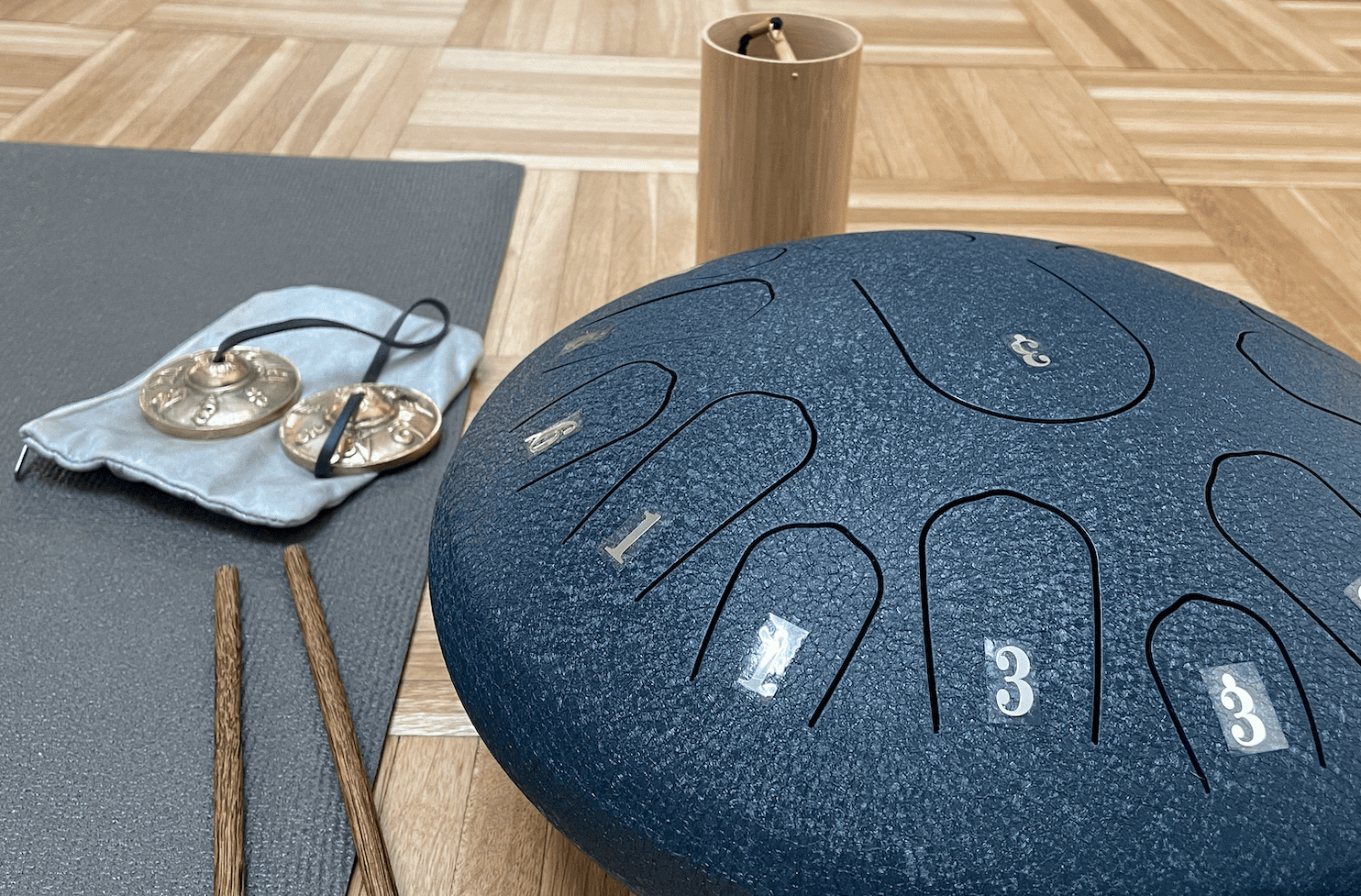 Femme couchée sur un tapis de yoga, en torsion, souriant